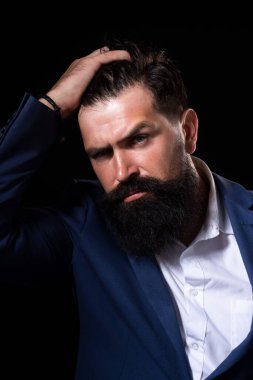 Erkek saç kesimi, modern saç stili. Uzun saçlı erkek modelin yakın portresi. Sağlık ve saç bakımı kavramı.