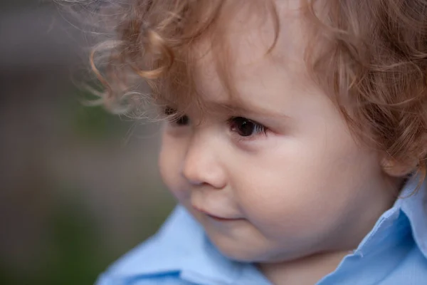 Csukd be a képet egy aranyos kisbabáról. A gyermekkor fogalma. — Stock Fotó