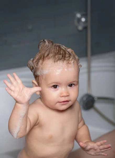 Βρεφικό πλύσιμο σε μπανιέρα με αφρό. Παιδικό μπάνιο στο μπάνιο. — Φωτογραφία Αρχείου