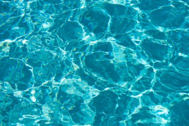 Soyut dalgalanma dalgası ve yüzme havuzunda berrak turkuaz su yüzeyi, arka plan ve soyut tasarım için mavi su dalgası.