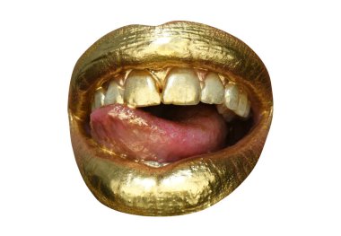 Altın makyaj. Renkli seksi dudaklar, altın sanat. Dudakları altın renginde. Altın metal dudak. Beyazda izole edilmiş.