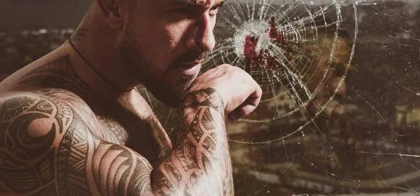 Brutální gangsteři po boji. Mafie v Latinské Americe. Mužský atlet boxer bojuje. — Stock fotografie