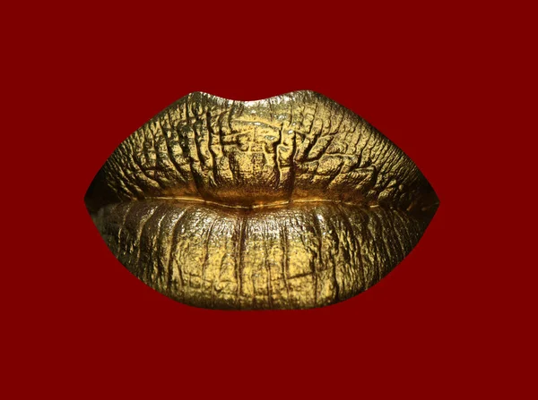 Μακιγιάζ πολυτελών χρυσών χειλιών. Χρυσά χείλη με χρυσό κραγιόν. Χρυσή μπογιά στα χείλη της σέξι κοπέλας. Αισθησιακό στόμα γυναίκας, απομονωμένο φόντο. Γυναικείο χρυσό γκλίτερ κραγιόν. Απομονωμένα σε κόκκινο. — Φωτογραφία Αρχείου