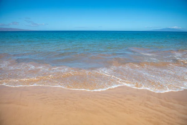 Θάλασσα φόντο, τη φύση των τροπικών παραλία καλοκαίρι με ακτίνες του ήλιου. Αμμουδιά, θαλασσινό νερό με χώρο αντιγραφής, καλοκαιρινές διακοπές έννοια. — Φωτογραφία Αρχείου