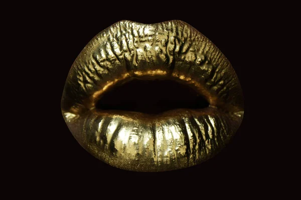 Labios dorados, brillo de labios dorados en labios sexys, boca metálica. Belleza maquillaje mujer de cerca. Textura de labio dorado. — Foto de Stock