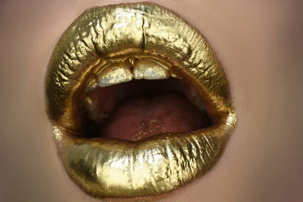 Lábios dourados, batom dourado em lábios sensuais, boca aberta metálica. Beleza mulher maquiagem close up. — Fotografia de Stock