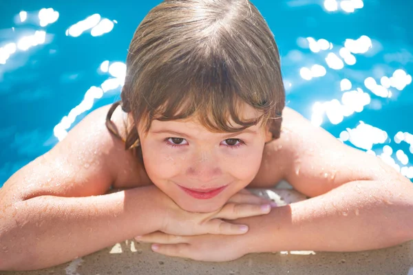 Crianças na piscina retrato, close up cabeça de criança bonito. Kid relaxar perto do lado da piscina. — Fotografia de Stock