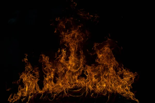 Vuurvlam geïsoleerd op zwarte achtergrond. Brandende vlammen, abstracte textuur. Art design voor vuur patroon, vlam textuur. — Stockfoto