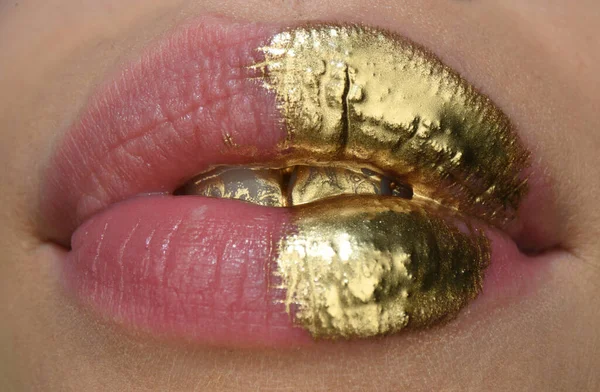 Fecho de batom dourado. Lábios com maquiagem metálica. Lábios sexy, batom metálico de perto. Design de arte dourada. — Fotografia de Stock