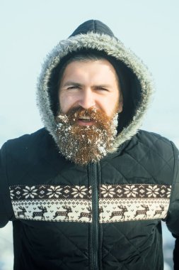 Palto giymiş kış hippisi. Xmas partisi kutlaması. Mavi gökyüzünde karlı yeni yıl çocuğu. Kış tatili ve tatil. Uzun sakallı Noel adamı