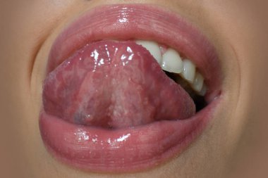 Sanat kırmızısı dudaklar. Seksi kadınlar ağzını açar, dudaklarını yalar, dillerini dışarı çıkarır..