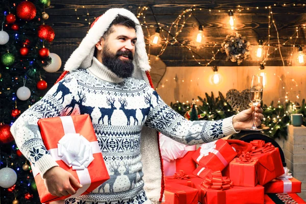 Άγιος Βασίλης με γυάλινη σαμπάνια. Ο αστείος Άγιος Βασίλης εύχεται Καλά Χριστούγεννα και Καλή Χρονιά. Ευτυχισμένος ο Άγιος Βασίλης. Νέο έτος πώλησης. Χριστουγεννιάτικο πάρτι. — Φωτογραφία Αρχείου
