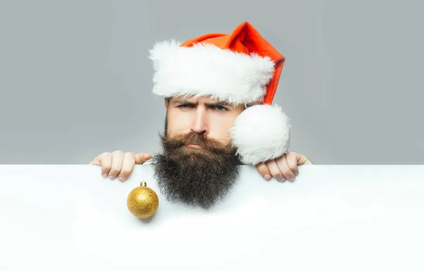 Hombre barbudo con barba larga y bigote en la cara seria en el tablero de la bandera de Navidad, espacio de copia —  Fotos de Stock