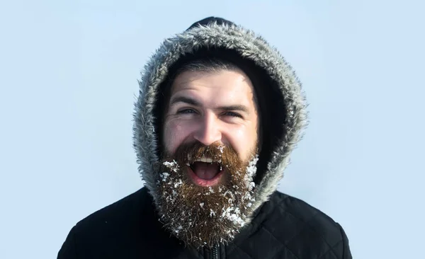 Mann mit Schnee. Weihnachtsmann mit langem, schneebedecktem Bart. Hipster in Mantel und Kapuze — Stockfoto