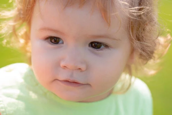 Grappig kind gezicht van dichtbij. Kinderen baby portret. — Stockfoto