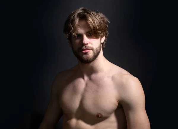 Retrato de primer plano de joven sexy hombre guapo, modelo masculino, chico caliente muscular, hombres en topless. — Foto de Stock