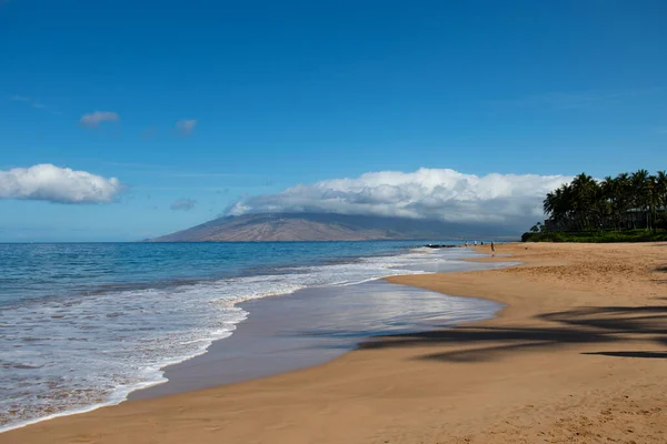 Hawaii beach. Sea background, nature of tropical summer beach with rays of sun light. Sand beach, sea water with copy space, summer vacation concept. — Stock Photo, Image