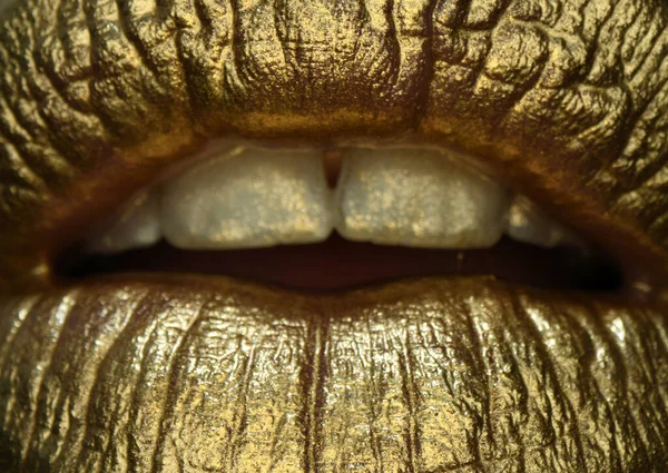 Sexiga gyllene läppar, guldmun. Glödande guld hud make-up. Glitter metallic glans gyllene läppglans makeup. Gyllene läppar makro närbild. — Stockfoto