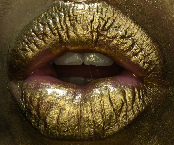 Lábios dourados glamour. Lábios dourados. Tinta dourada da boca. Lábios dourados em boca de mulher com maquilagem. Design sensual e criativo para metal dourado. — Fotografia de Stock