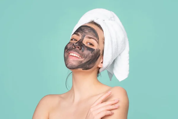 Topeng spa wanita, konsep kecantikan potret yang sehat. Topeng wajah lumpur, masker tanah liat spa. Wanita cantik dengan prosedur wajah lumpur kosmetik, konsep kesehatan spa. Perawatan kecantikan perawatan kulit. Handuk di kepala. — Stok Foto