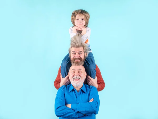 Porträtt av lycklig farfar far och son leende. Faderns dagskoncept. Man i olika åldrar. Roliga män ansikten. — Stockfoto