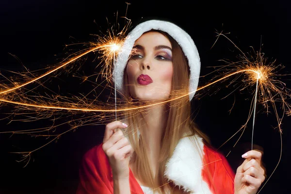 Femme sexy avec la lumière du bengale de nouvelle année. Santa femme avec maquillage glamour sur joli visage avec feu scintillant et bengale — Photo