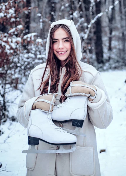 Zimowa kobieta. Portret młodej kobiety w zimnej, słonecznej zimie w parku. Portret pięknej kobiety ubranej w płaszcz. — Zdjęcie stockowe