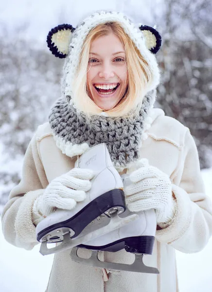 Vinterkvinna. Bär rolig hatt rutig halsduk och rock. Vintersemester. Julen. Vacker kvinna promenader i vinter park och känsla underbart. — Stockfoto