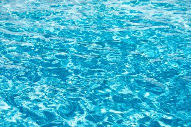 Soyut dalgalanma dalgası ve yüzme havuzunda berrak turkuaz su yüzeyi, arka plan ve soyut tasarım için mavi su dalgası.