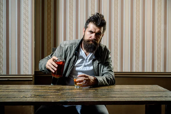 Sakallı adam cam brendi tutuyor. Elinde bir bardak viski tutan bir adam. Yakışıklı, şık sakallı adam içiyor. Birlikte içelim.. — Stok fotoğraf