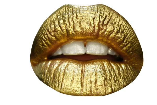 Luxusní zlatý make-up na rty. Zlaté rty se zlatou rtěnkou. Zlatá barva na rty sexy holky. Smyslná ženská pusa, izolované pozadí. Zlatý koncept. — Stock fotografie