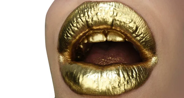 Abre la boca dorada. Lápiz labial y brillo de labios dorados. Labios sexys y sensuales. Primeros labios dorados. Diseño de arte dorado. — Foto de Stock