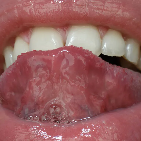 Zunge und sexy weibliche Lippen. Extreme Nahaufnahme Mund, makro sexy Lippe. Sexy sinnliche Frauen öffnen den Mund. Makrozunge aus nächster Nähe. — Stockfoto