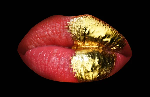 Altın makyaj. Renkli seksi dudaklar, altın sanat. Dudakları altın renginde. Güzellik ve moda. Siyah üzerine izole edilmiş.. — Stok fotoğraf