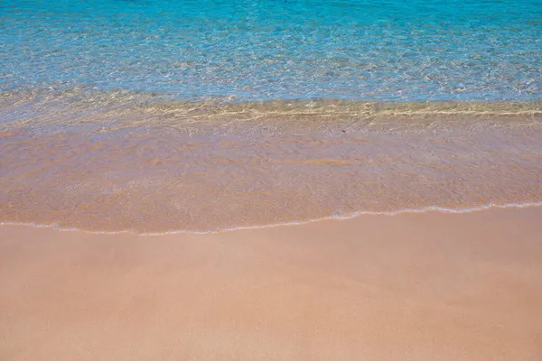 Fundo de praia. Acalme a bela onda do oceano na praia de areia. Vista mar da praia do mar tropical. — Fotografia de Stock