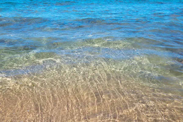 Plaża ze złotym piaskiem, turkusowa woda oceanu. Panoramiczny widok na morze Naturalne tło wakacji letnich. — Zdjęcie stockowe