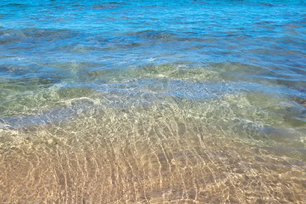 Beach with golden sand, turquoise ocean water. Panoramic sea view. Natural background for summer vacation. — Stock Photo, Image