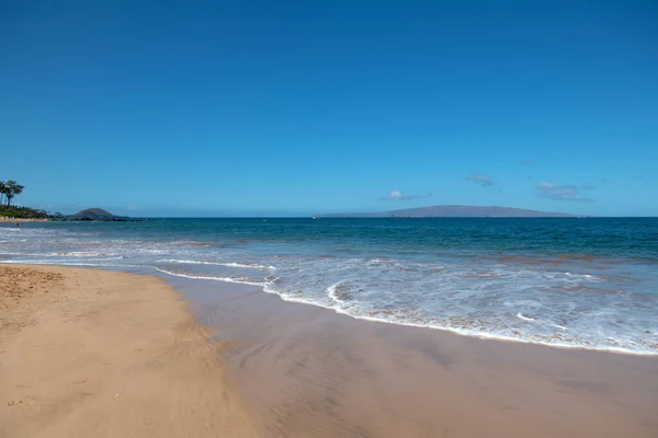 Spiaggia e mare tropicale. Natura oceano paesaggio sfondo. — Foto Stock