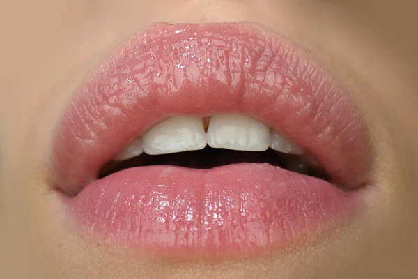 Kadınların şehvetli ağızları vardır. Seksi dudaklar. Şehvetli dudakları olan genç bir kadının dudaklarının yakın çekimi.. — Stok fotoğraf