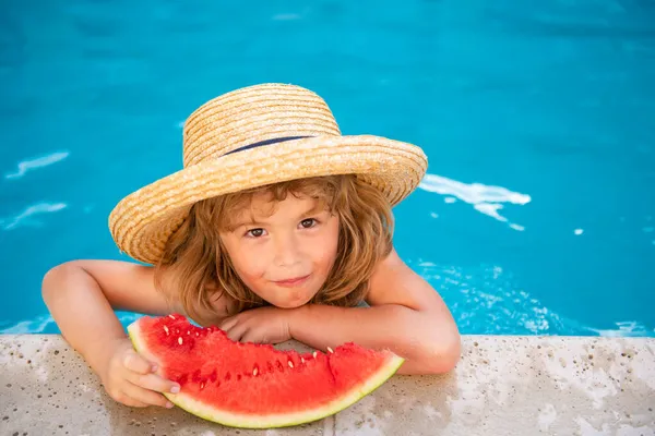 Niño con sandía en piscina. Los niños comen frutas de verano al aire libre. Niños sanos. — Foto de Stock