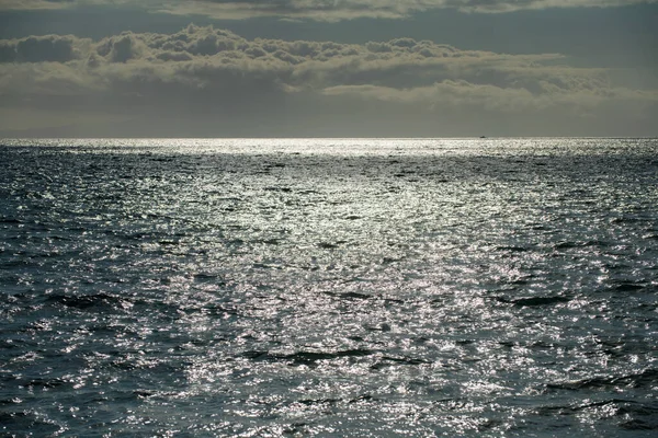 Kalm zeewater oppervlak textuur met spatten en golven. Abstracte natuur achtergrond. Achtergrond van het aqua oceaanwateroppervlak. — Stockfoto