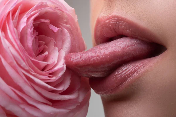 Lippen mit Lippenstift-Nahaufnahme. Kosmetik, Drogerie oder Modeschminkkonzept. Beauty-Studio gedreht. Leidenschaftlicher Kuss. Schöne Frauenlippen mit Rose. — Stockfoto