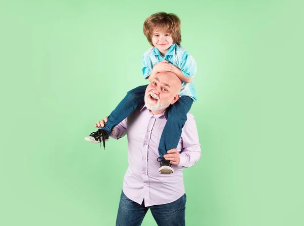 Nieto hijo y abuelo paseo a cuestas con cara divertida aislado. — Foto de Stock