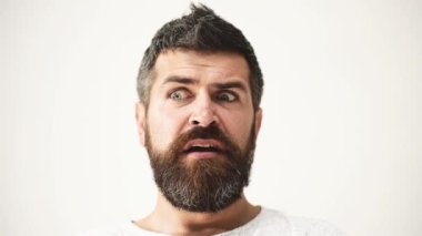 Erkek duyguları, duygusal erkek yüzü. Korku adam bağırıyor.