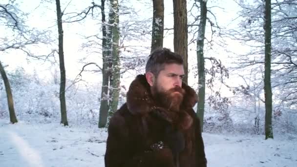 Χειμώνας άνθρωπος με γούνες παλτό εξωτερική στο δάσος χιόνι. — Αρχείο Βίντεο