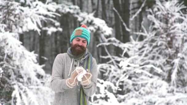Vinter man med snö boll slåss utomhus i snö skog. — Stockvideo