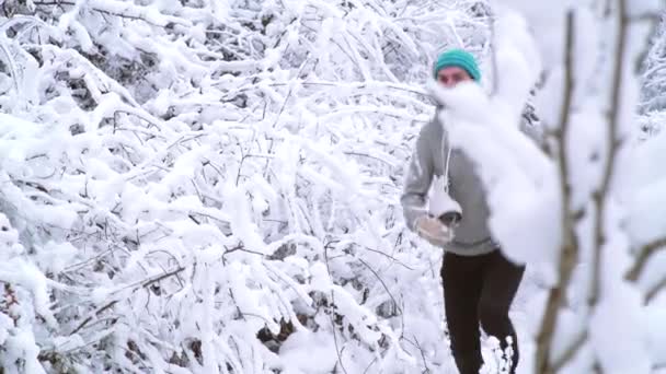 冬天的人在雪地森林里跑着.圣诞快乐。带着胡子的男人在冬天的森林里和冰滑雪者一起逃跑了. — 图库视频影像