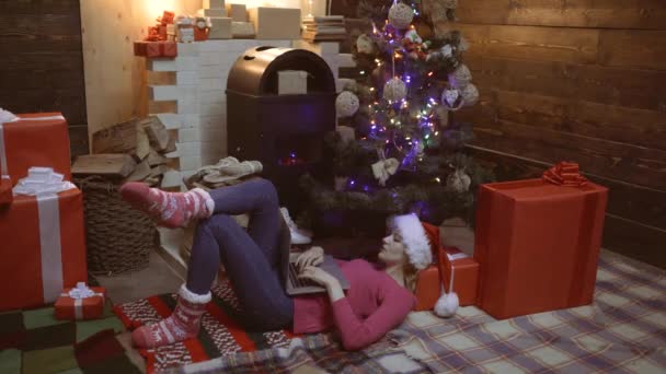 Mikołajowa kobieta w domu używająca laptopa. Uśmiechnięta dziewczyna Mikołaja pracująca na laptopie. Szczęśliwego Nowego Roku z okazji wesołych świąt. Szczęśliwy uśmiechnięta dziewczyna gratulacje przyjaciel. — Wideo stockowe