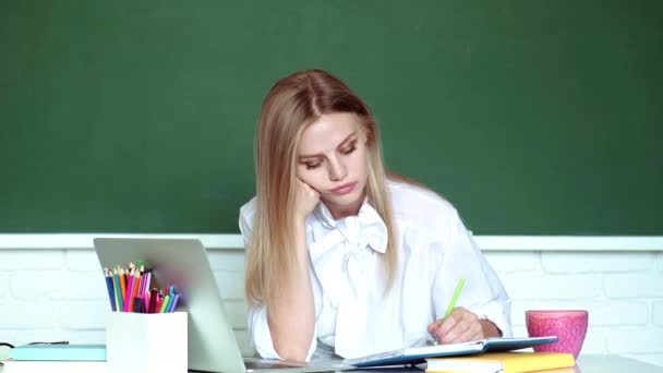 Student przygotowujący się do testu lub egzaminu. Młoda dziewczyna uczy się w Shcool. Nauka i edukacja dla koncepcji nastolatków. — Wideo stockowe