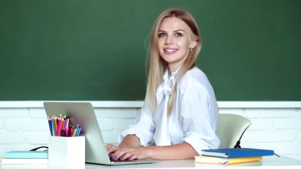 Professora jovem em shcool. Conceito de aprendizagem e educação. Bela jovem professora em sala de aula. — Vídeo de Stock